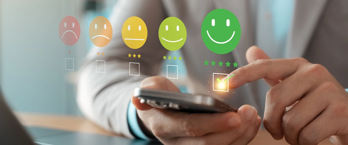 Un utilisateur satisfait sélectionne la note maximale sur une enquête de satisfaction digitale via son smartphone